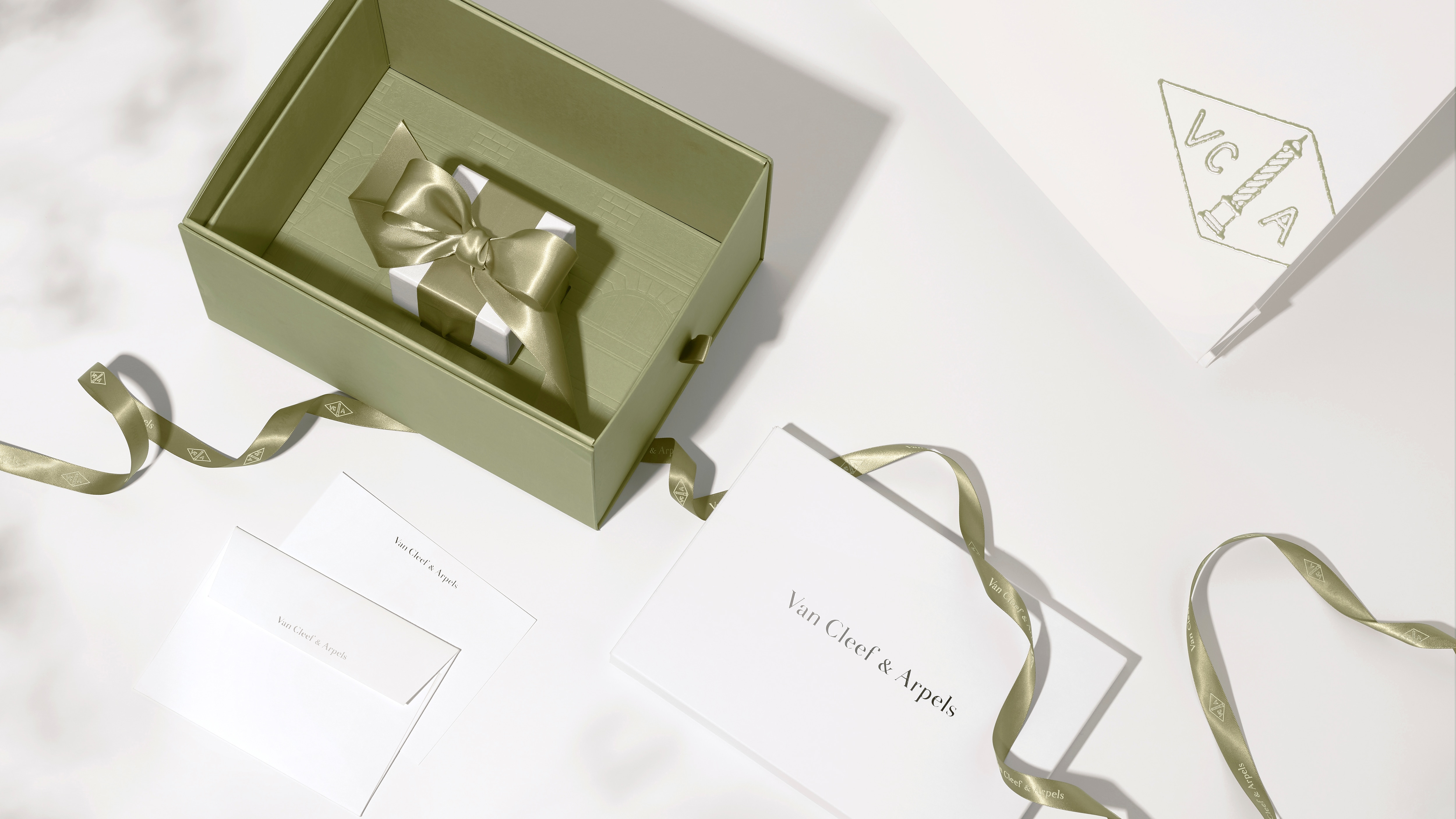 Alhambra 隐秘式吊坠表18K玫瑰金, 珍珠母贝, 钻石_梵克雅宝_Van Cleef